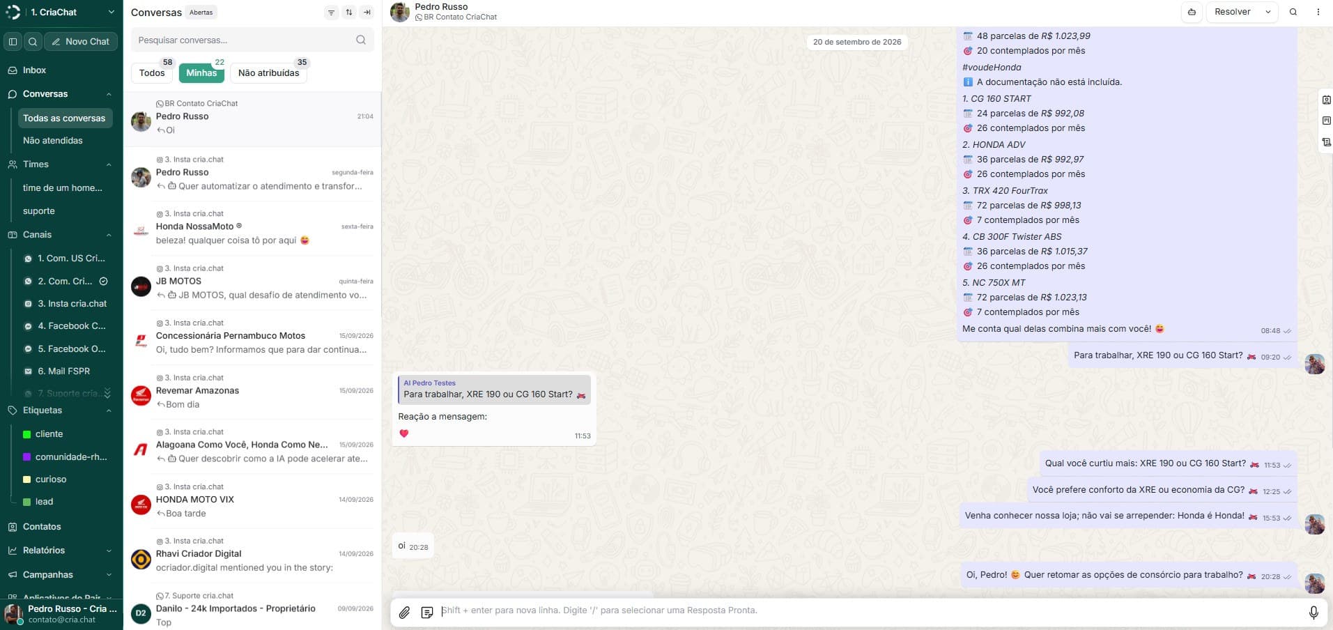 Tela do cria.chat: à esquerda a lista de conversas da empresa, à direita um atendimento sobre consórcio de motos com respostas da IA e do vendedor.